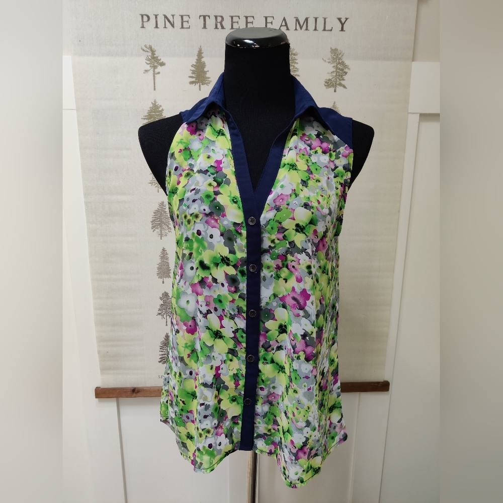 Very J Floral Sleeveless Button Down Blouse Medium - Navy Accent Abstract